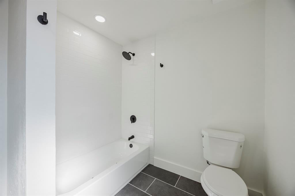 2120 Fairfax Road Denton, TX 76205 - Photo 21 of 23 a bathroom with a toilet and a bathtub