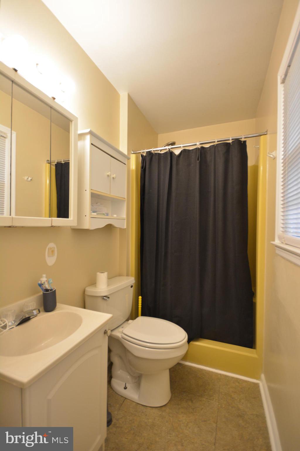 5534 Old Bust Head Road Broad Run, VA 20137 - Photo 24 of 32 Master bathroom.