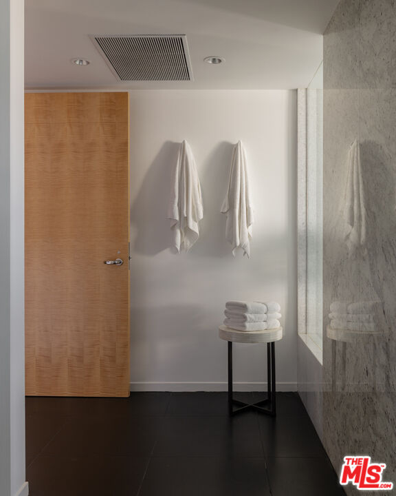 10800 Wilshire Boulevard, Unit 1501 Los Angeles, CA 90024 - Photo 10 of 17 a room with a table and chairs