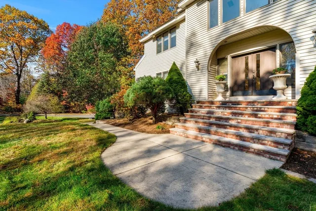 a view of a house with a yard