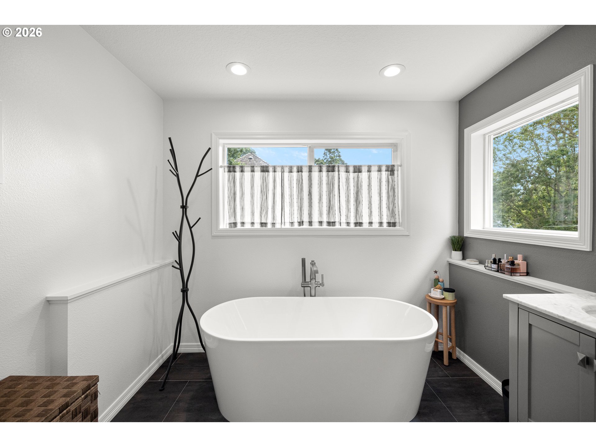 28528 Southwest Cascade Loop Wilsonville, OR 97070 - Photo 27 of 47 Owner's Suite Bathroom