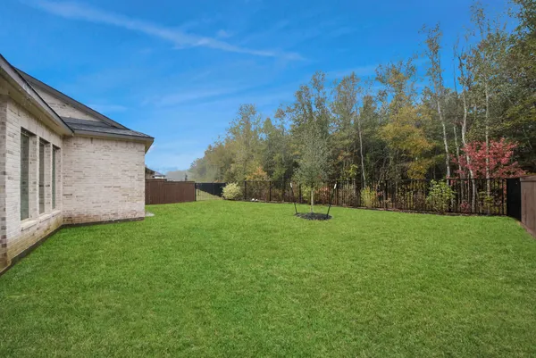 a view of front of a house with a yard