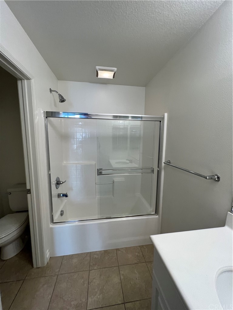 80 Hedge Bloom Irvine, CA 92618 - Photo 12 of 12 a bathroom with a bathtub