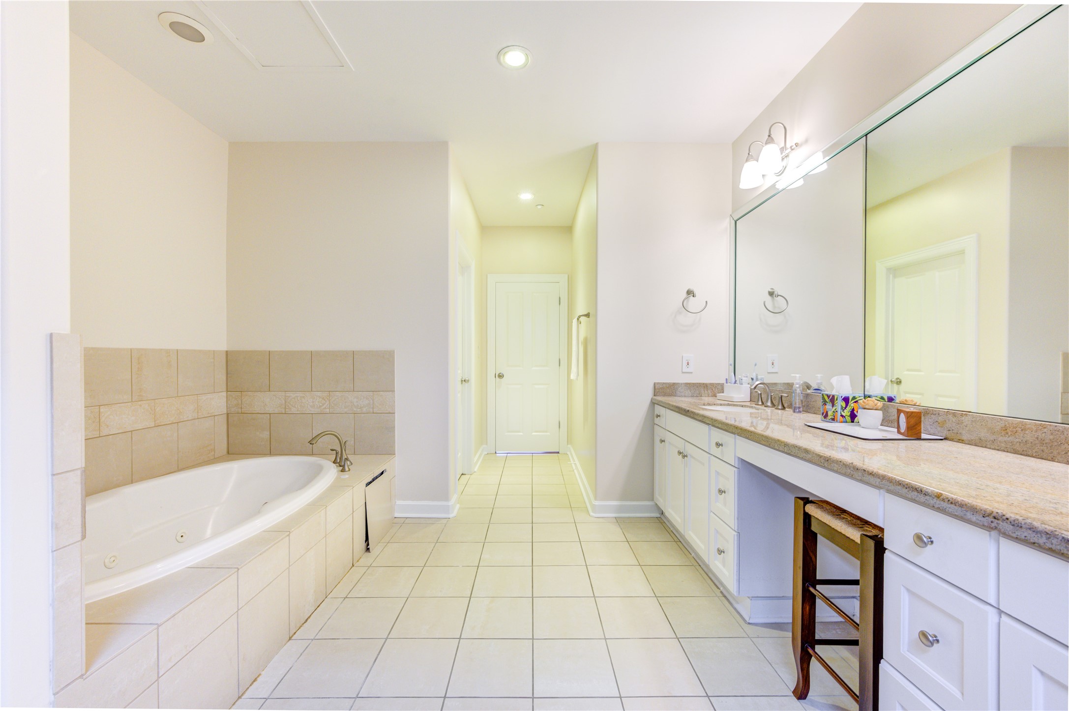 914 Main Street, Unit 911 Houston, TX 77002 - Photo 27 of 30 a spacious bathroom with a bathtub sink and mirror