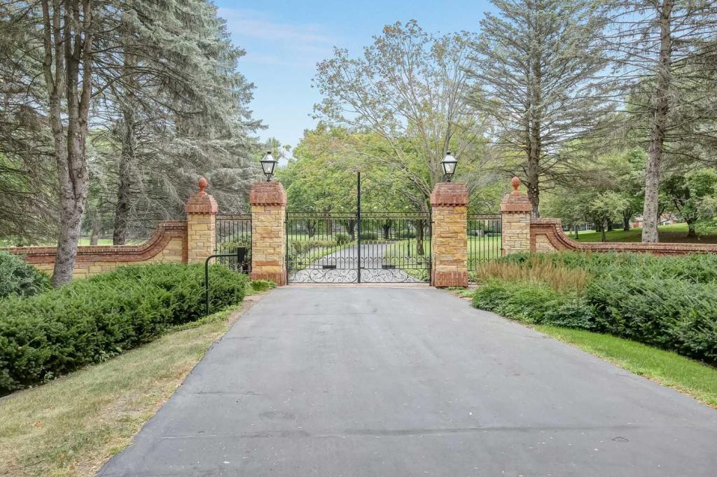 1482 Hunter Drive Medina, MN 55391 - Photo 4 of 28