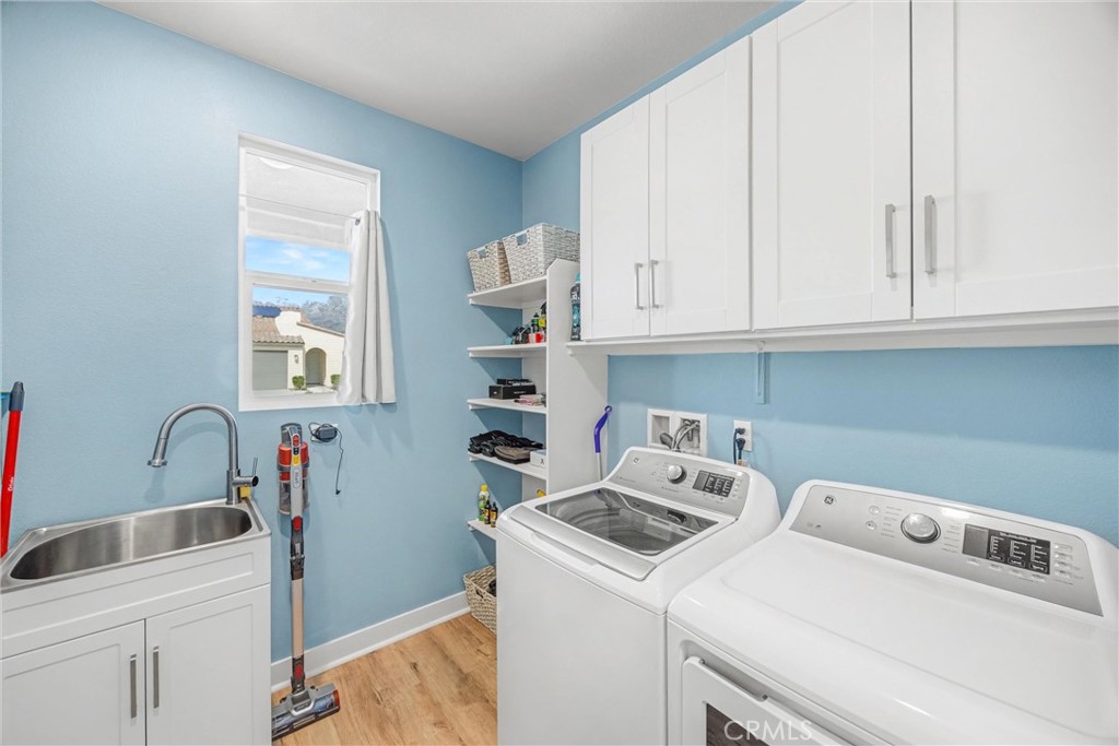 1685 Spring Run Lane Beaumont, CA 92223 - Photo 21 of 57 a utility room with dryer and washer