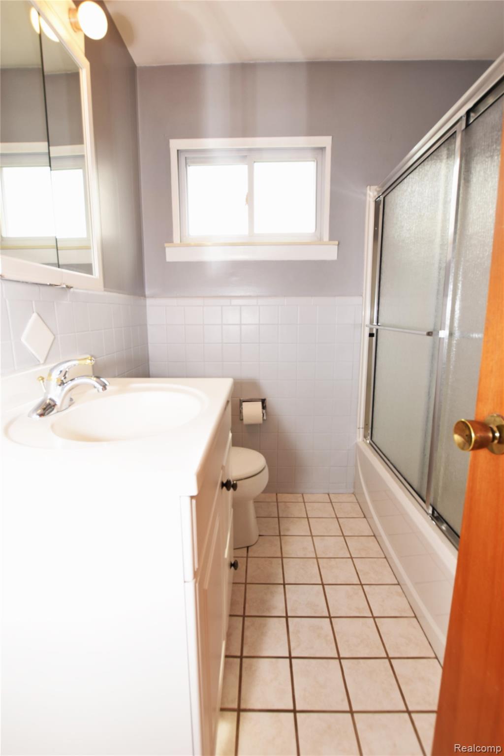 2482 Anderson Road Saginaw, MI 48603 - Photo 11 of 12 Bath.JPG