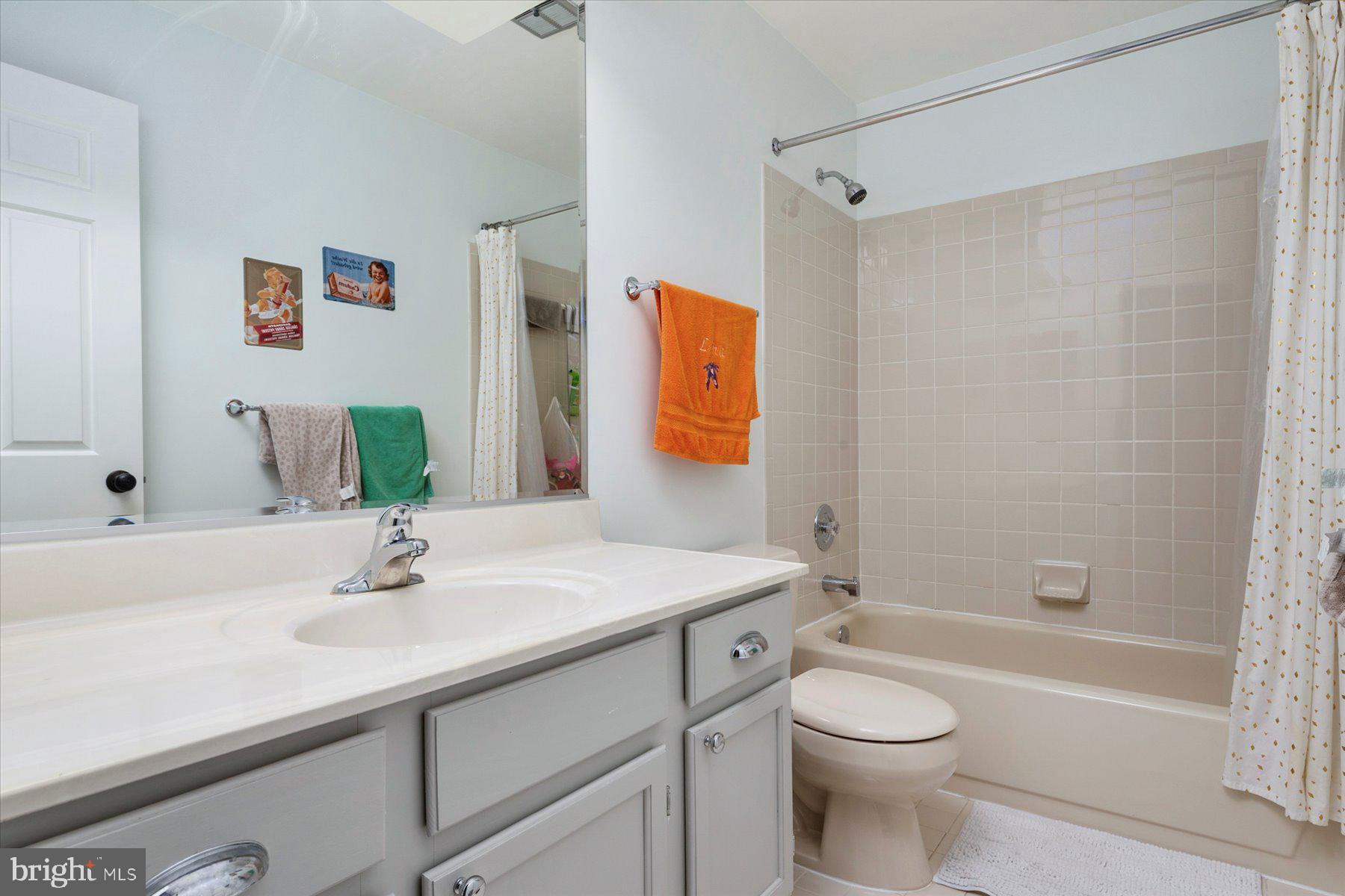 304 Pytchley Run Annapolis, MD 21403 - Photo 19 of 41 Hall Bathroom Upstairs with Tub