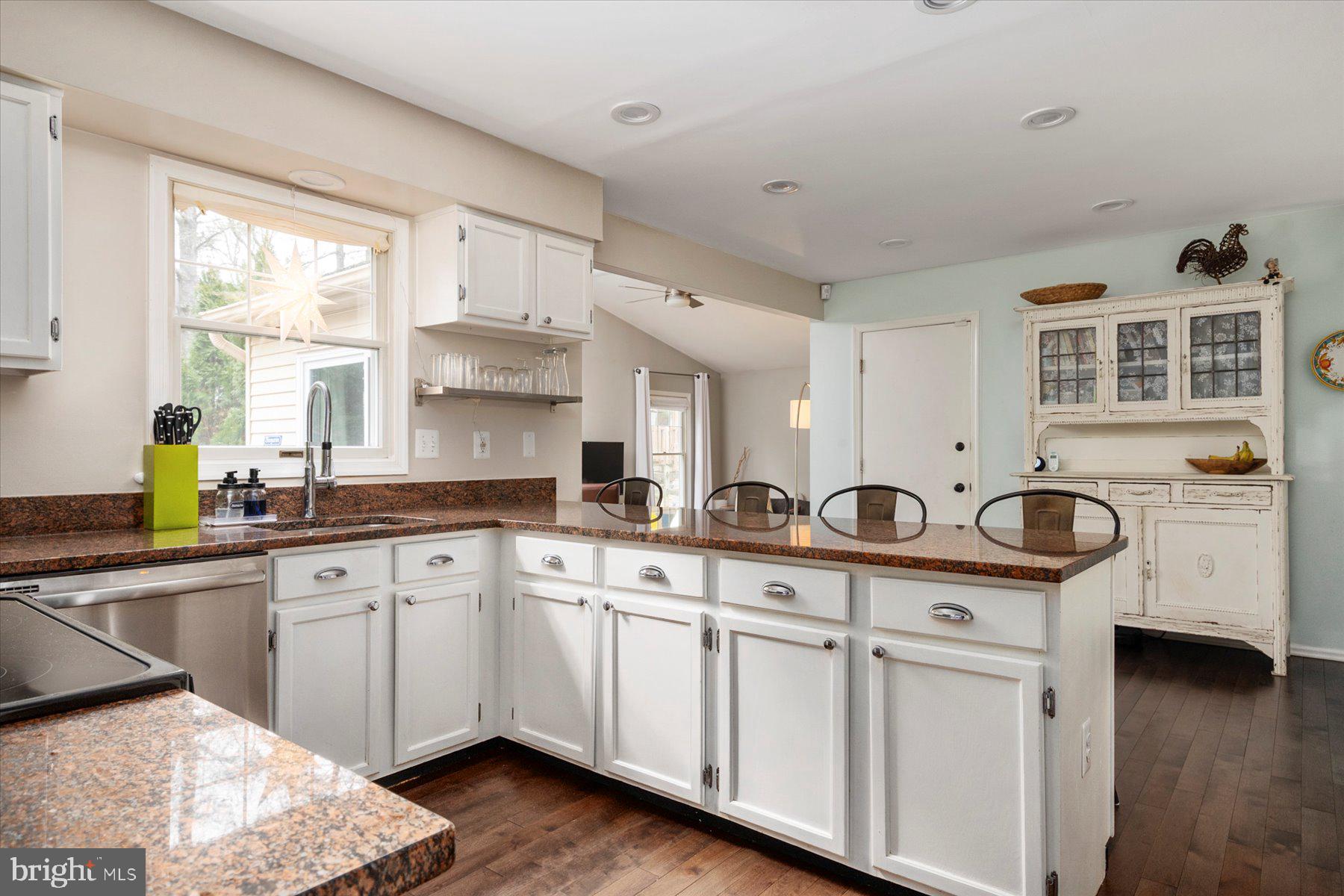 304 Pytchley Run Annapolis, MD 21403 - Photo 3 of 41 Eat in area in kitchen.