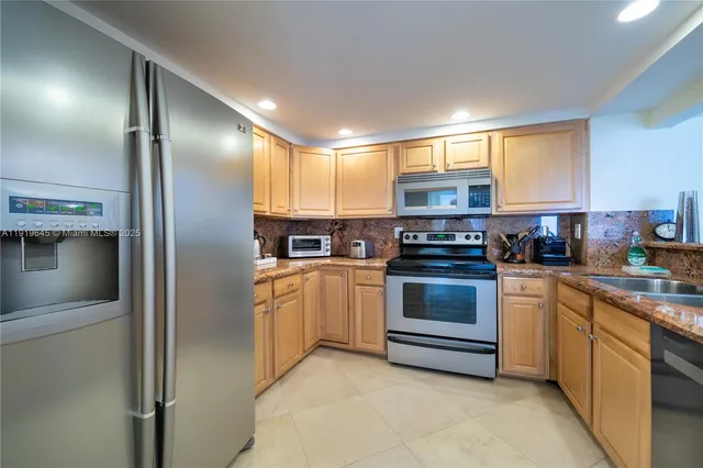 $725,000 | 1621 Collins Avenue, Unit 802, Miami Beach, FL 33139