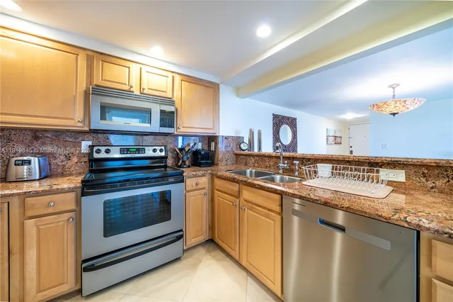 $725,000 | 1621 Collins Avenue, Unit 802, Miami Beach, FL 33139