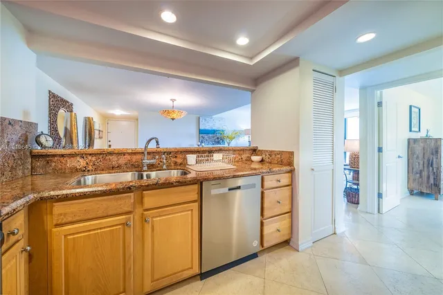 $725,000 | 1621 Collins Avenue, Unit 802, Miami Beach, FL 33139