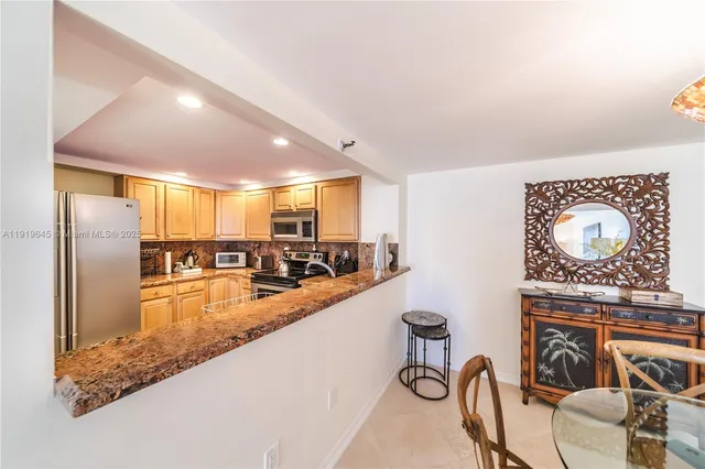 $725,000 | 1621 Collins Avenue, Unit 802, Miami Beach, FL 33139