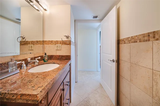 $725,000 | 1621 Collins Avenue, Unit 802, Miami Beach, FL 33139