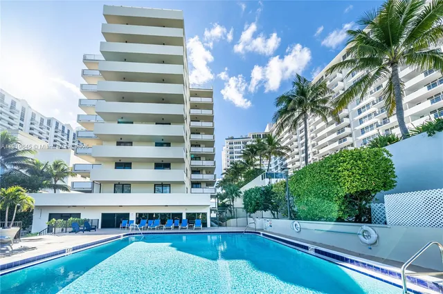 $725,000 | 1621 Collins Avenue, Unit 802, Miami Beach, FL 33139
