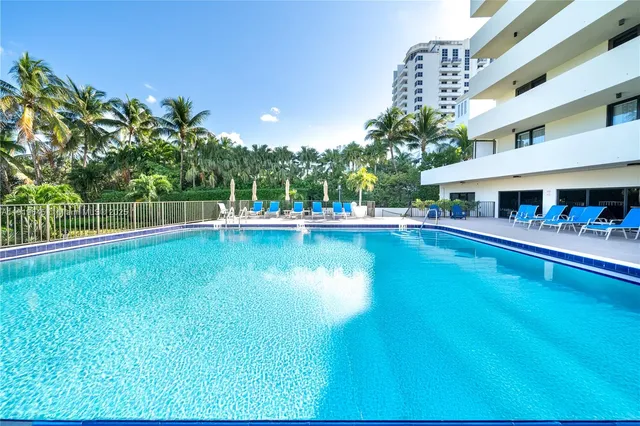 $725,000 | 1621 Collins Avenue, Unit 802, Miami Beach, FL 33139
