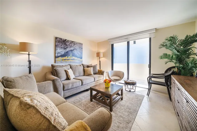 $725,000 | 1621 Collins Avenue, Unit 802, Miami Beach, FL 33139
