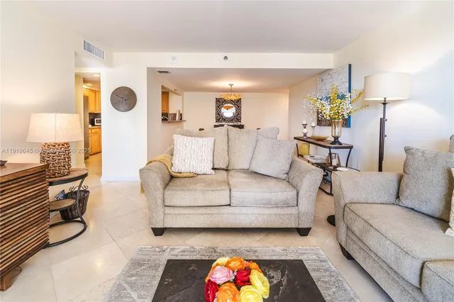 $725,000 | 1621 Collins Avenue, Unit 802, Miami Beach, FL 33139