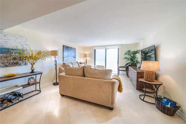 $725,000 | 1621 Collins Avenue, Unit 802, Miami Beach, FL 33139