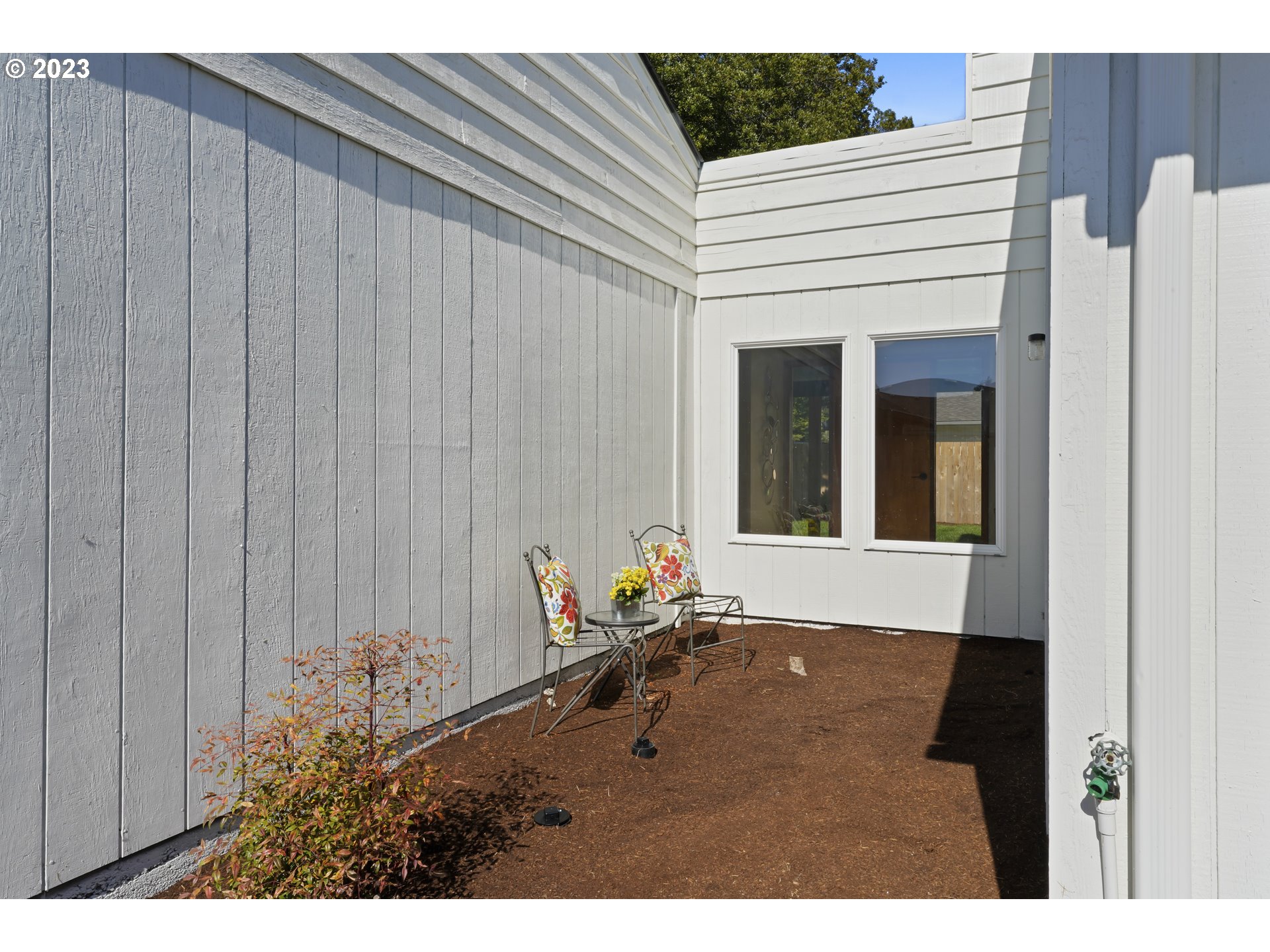2232 24th Street Florence, OR 97439 - Photo 37 of 38 a living room with furniture