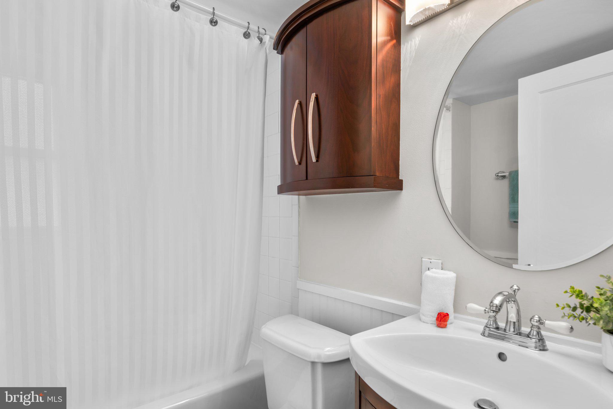 1605 Gridley Lane Silver Spring, MD 20902 - Photo 33 of 42 Secondary Bathroom with tub/shower combo