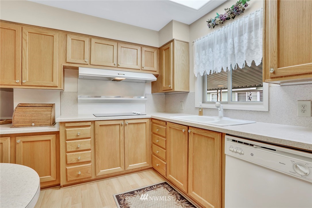 1121 Lake View Circle Bothell, WA 98021 - Photo 3 of 32
