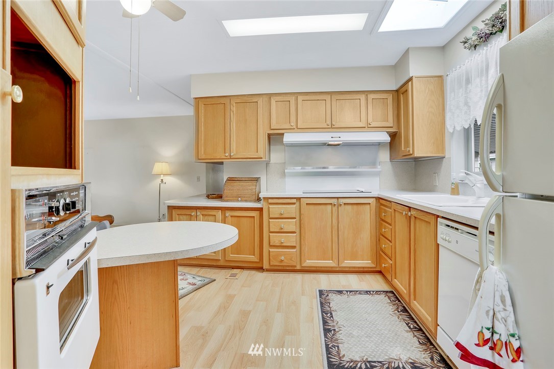 1121 Lake View Circle Bothell, WA 98021 - Photo 4 of 32