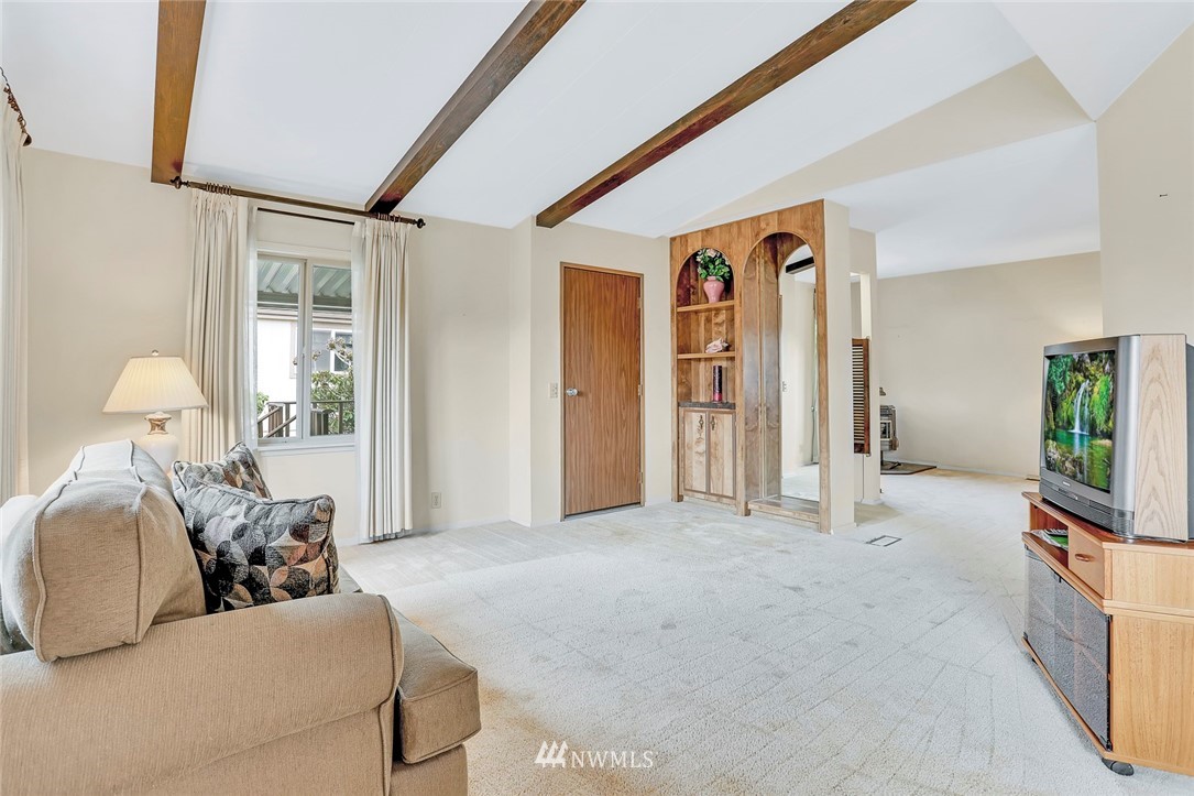 1121 Lake View Circle Bothell, WA 98021 - Photo 8 of 32