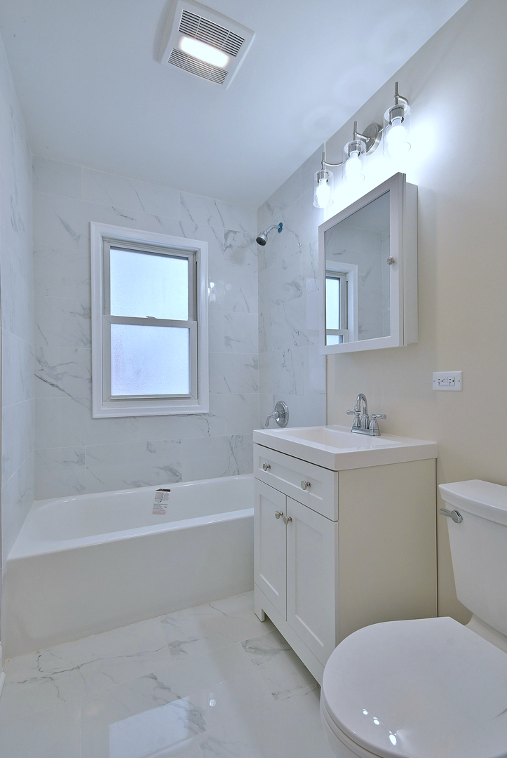 9016 Southview Avenue Brookfield, IL 60513 - Photo 37 of 45 a bathroom with a sink a toilet and a bathtub