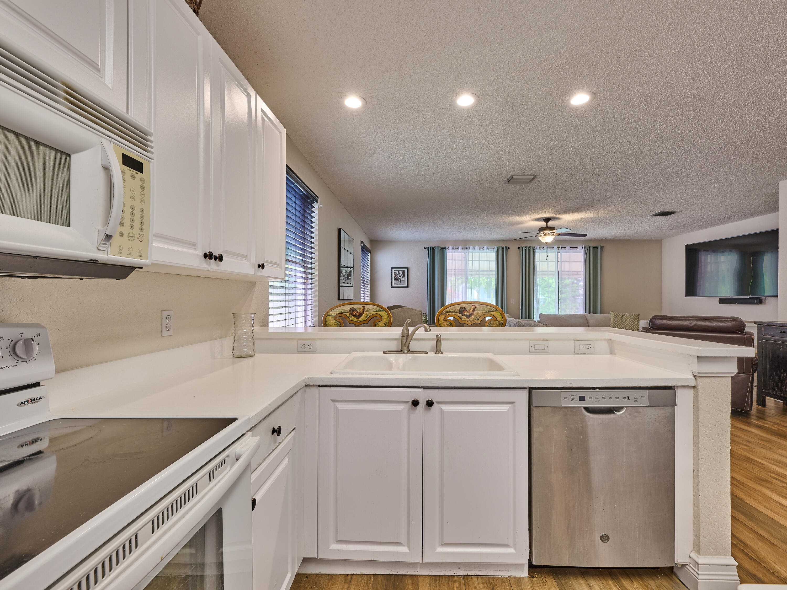 2067 Cezanne Road West Palm Beach, FL 33409 - Photo 11 of 31 C PYL 0025