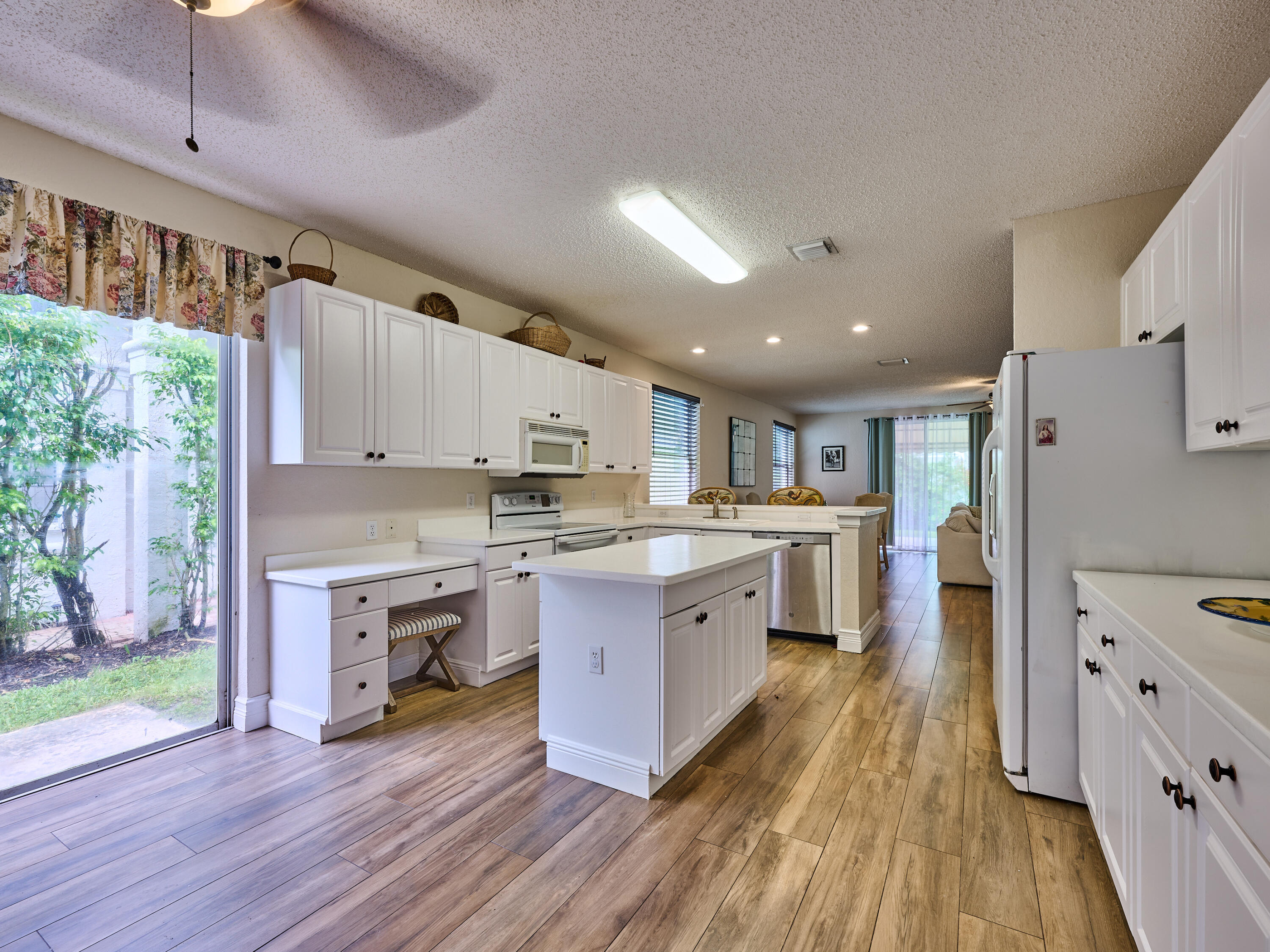 2067 Cezanne Road West Palm Beach, FL 33409 - Photo 8 of 31 C PYL 0022