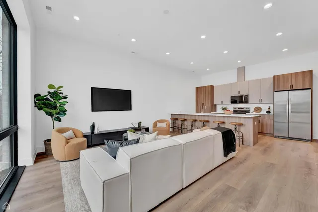 $3,200 | 1615 West 13th Street, Unit 300, Chicago, IL 60608