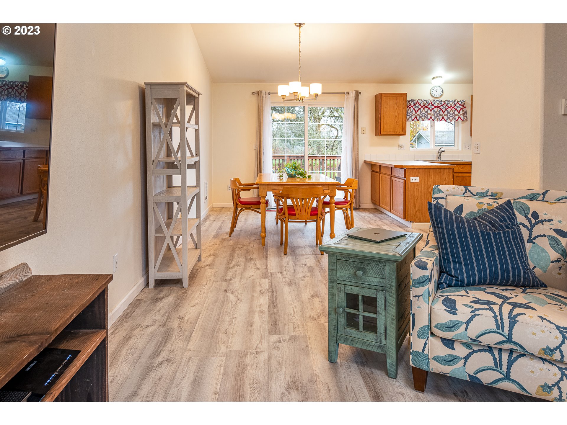 1181 Ash Grove Loop Creswell, OR 97426 - Photo 11 of 34 Living Room/Dining Room