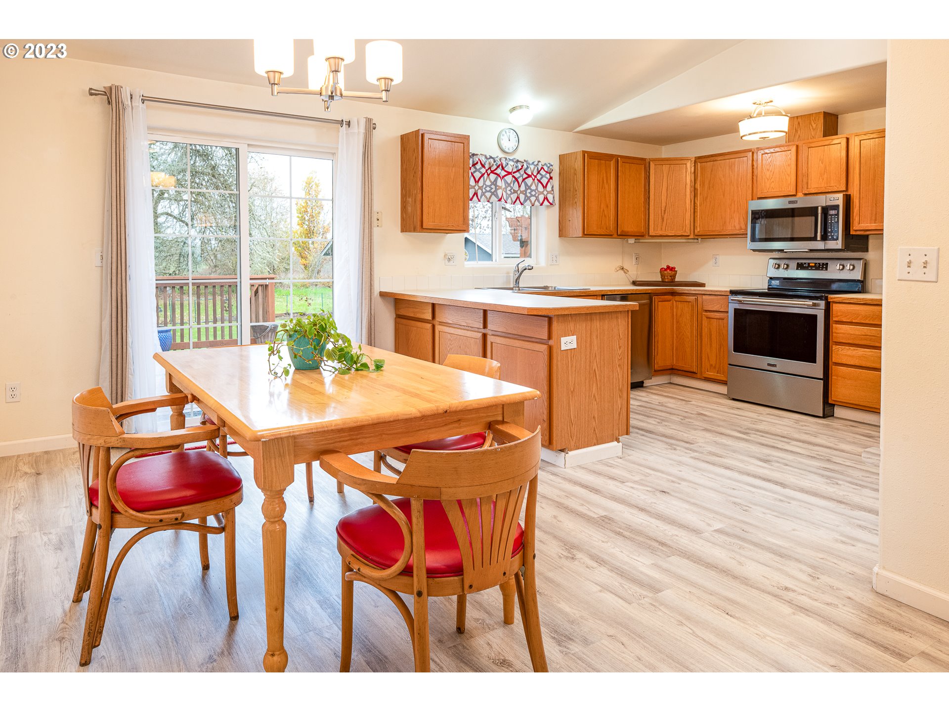 1181 Ash Grove Loop Creswell, OR 97426 - Photo 12 of 34 Kitchen/Dining Room