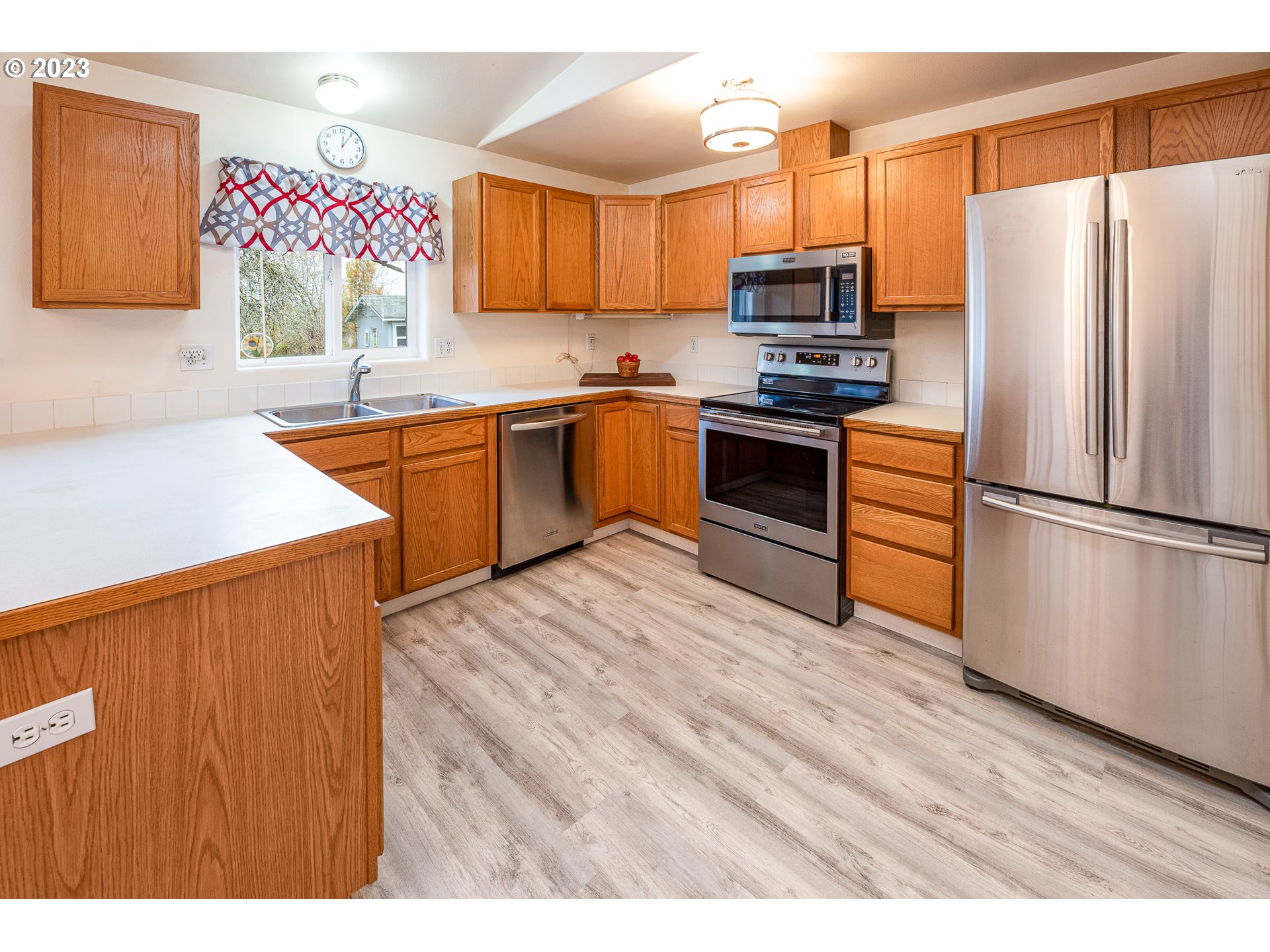 1181 Ash Grove Loop Creswell, OR 97426 - Photo 13 of 34 Kitchen