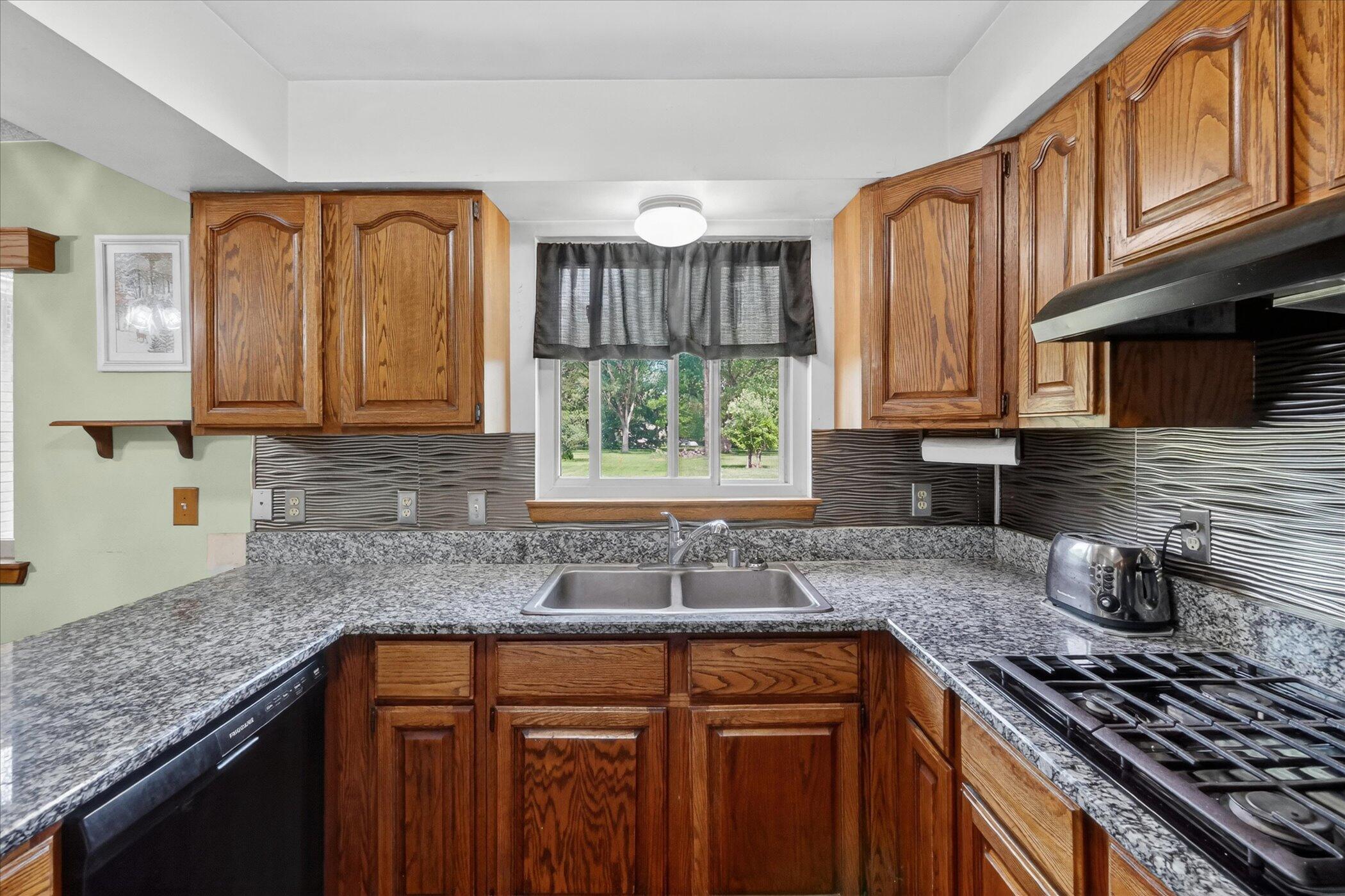 2717 Fishbeck Road Howell, MI 48843 - Photo 20 of 71 20-2717-Fishbeck-Rd-Howell-WindowStill