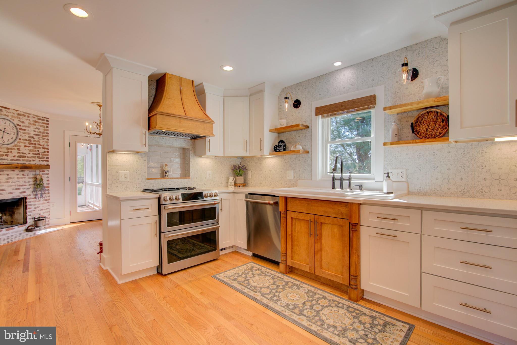 19411 Shelburne Glebe Road Leesburg, VA 20175 - Photo 11 of 58 Custom vent hood