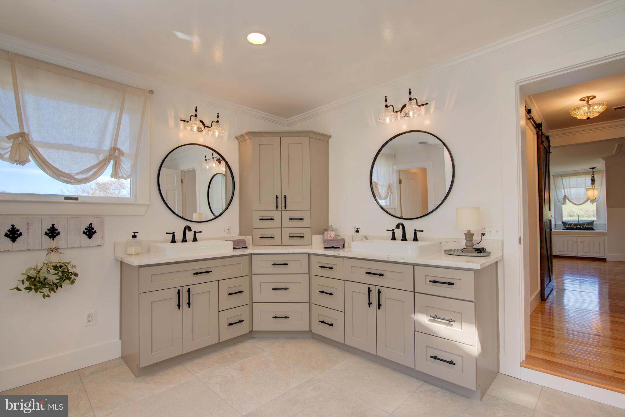 19411 Shelburne Glebe Road Leesburg, VA 20175 - Photo 28 of 58 Split dual vanity with cabinetry