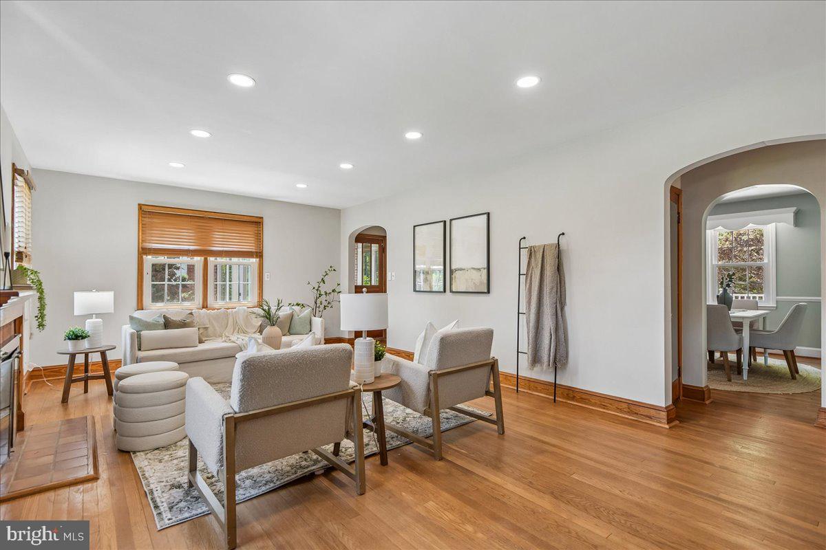 9412 Dana Vista Road Baltimore, MD 21236 - Photo 3 of 22 Large living room