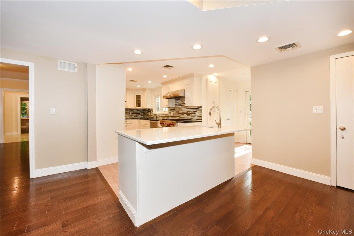 9 Dorset Road Great Neck, NY 11020 - Photo 5 of 40 Gallery Image 5