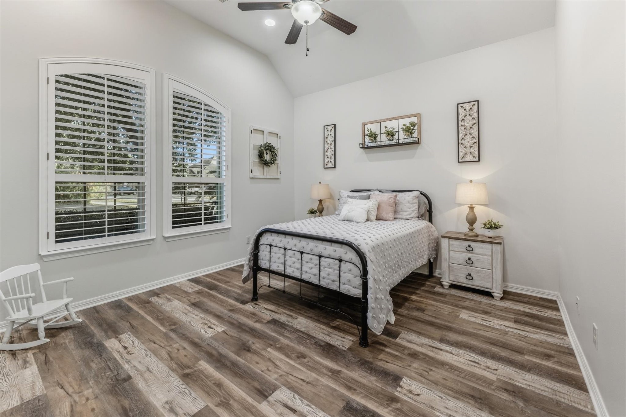 103 Fox Rindle Road Montgomery, TX 77316 - Photo 28 of 44 Generously sized secondary bedroom with comfortable proportions, neutral tones and a calm, inviting setting.