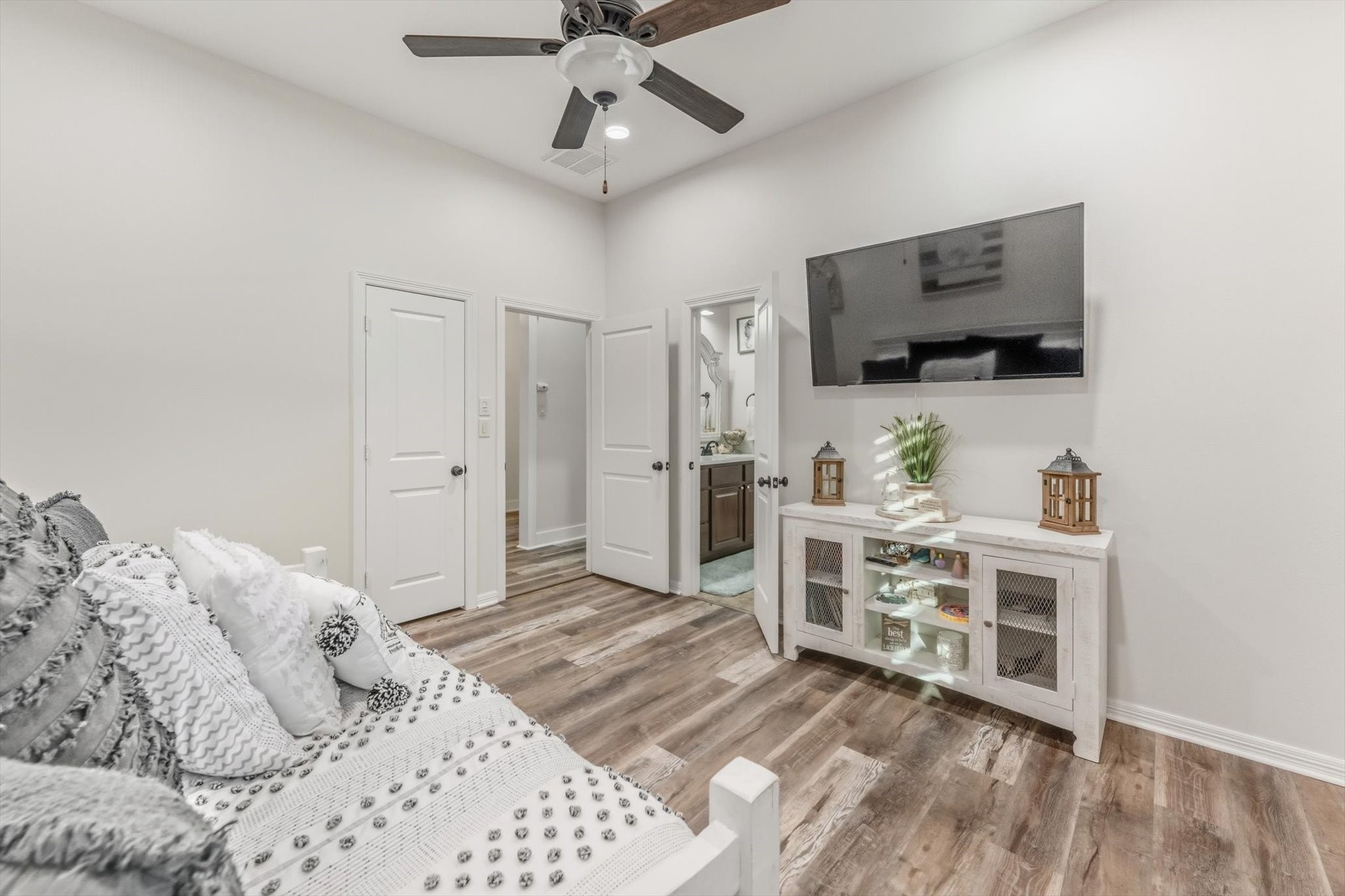 103 Fox Rindle Road Montgomery, TX 77316 - Photo 32 of 44 The bright secondary bedroom provides an inviting space for guests or family, complete with elevated ceilings and a clean, modern finish.