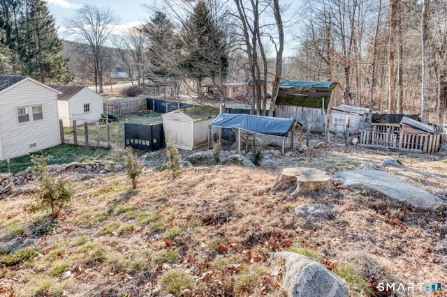 a view of a house with backyard
