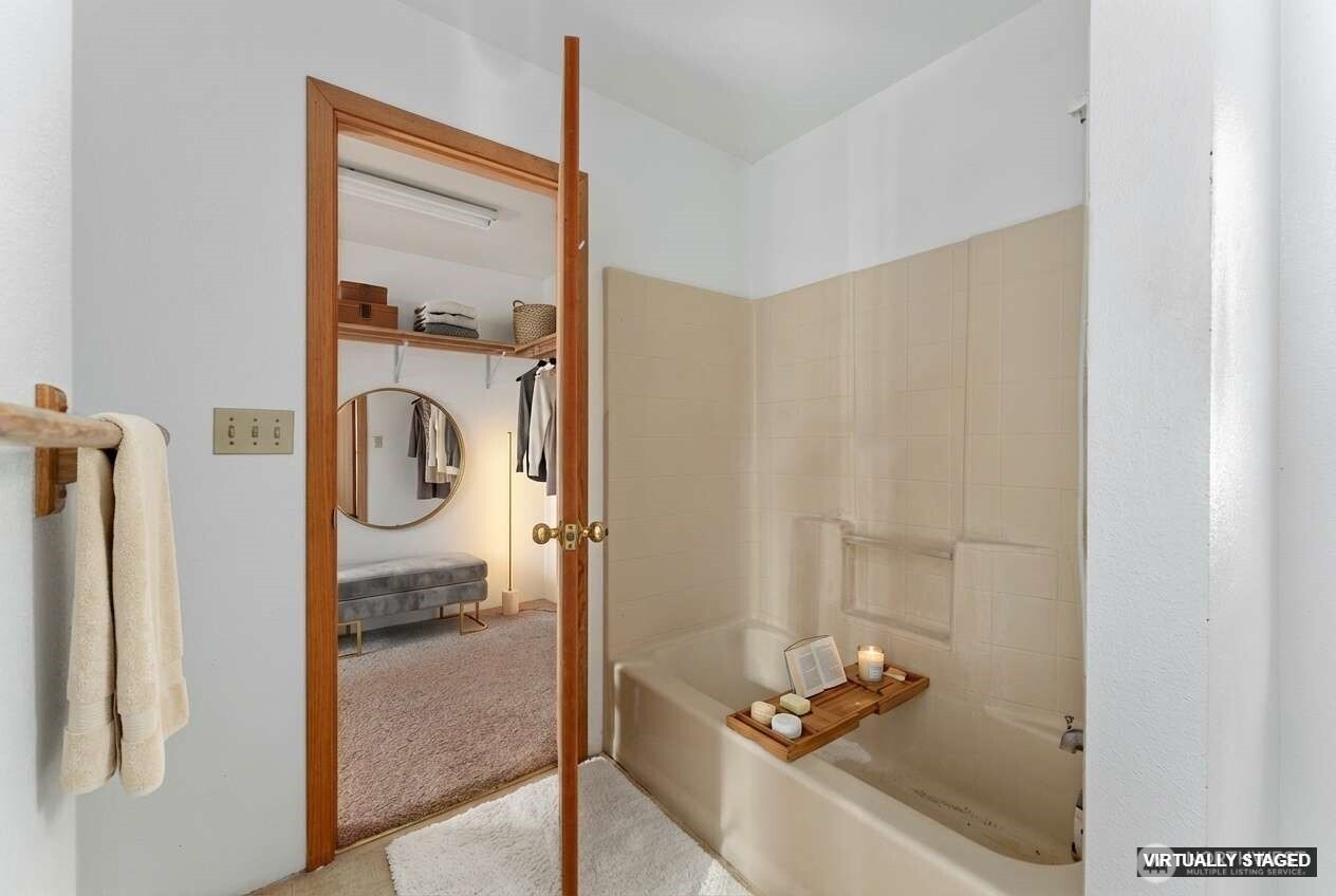 11 Pateros Fish Hatchery Road Pateros, WA 98846 - Photo 17 of 33 a bathroom with a bathtub and a shower