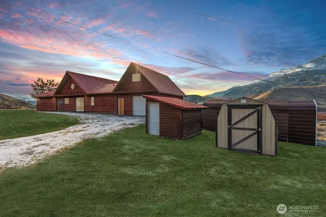 a view of a house with a backyard