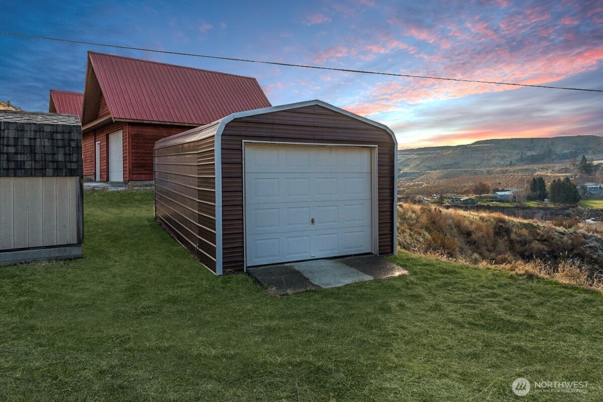 11 Pateros Fish Hatchery Road Pateros, WA 98846 - Photo 26 of 33 a front view of a house with garden