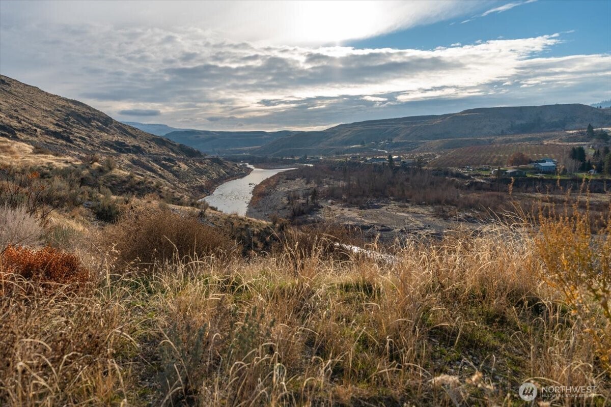 11 Pateros Fish Hatchery Road Pateros, WA 98846 - Photo 28 of 33 a view of a lake in middle of a field