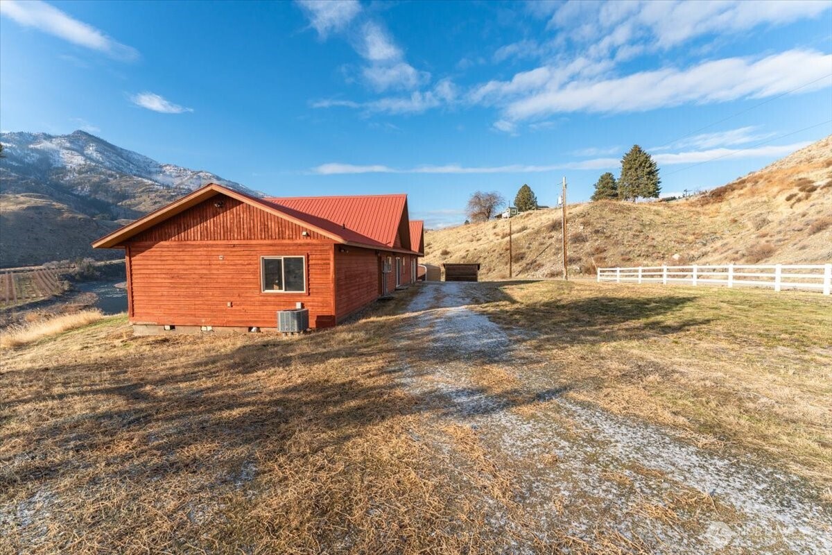 11 Pateros Fish Hatchery Road Pateros, WA 98846 - Photo 29 of 33 a view of a house with a snow on the road
