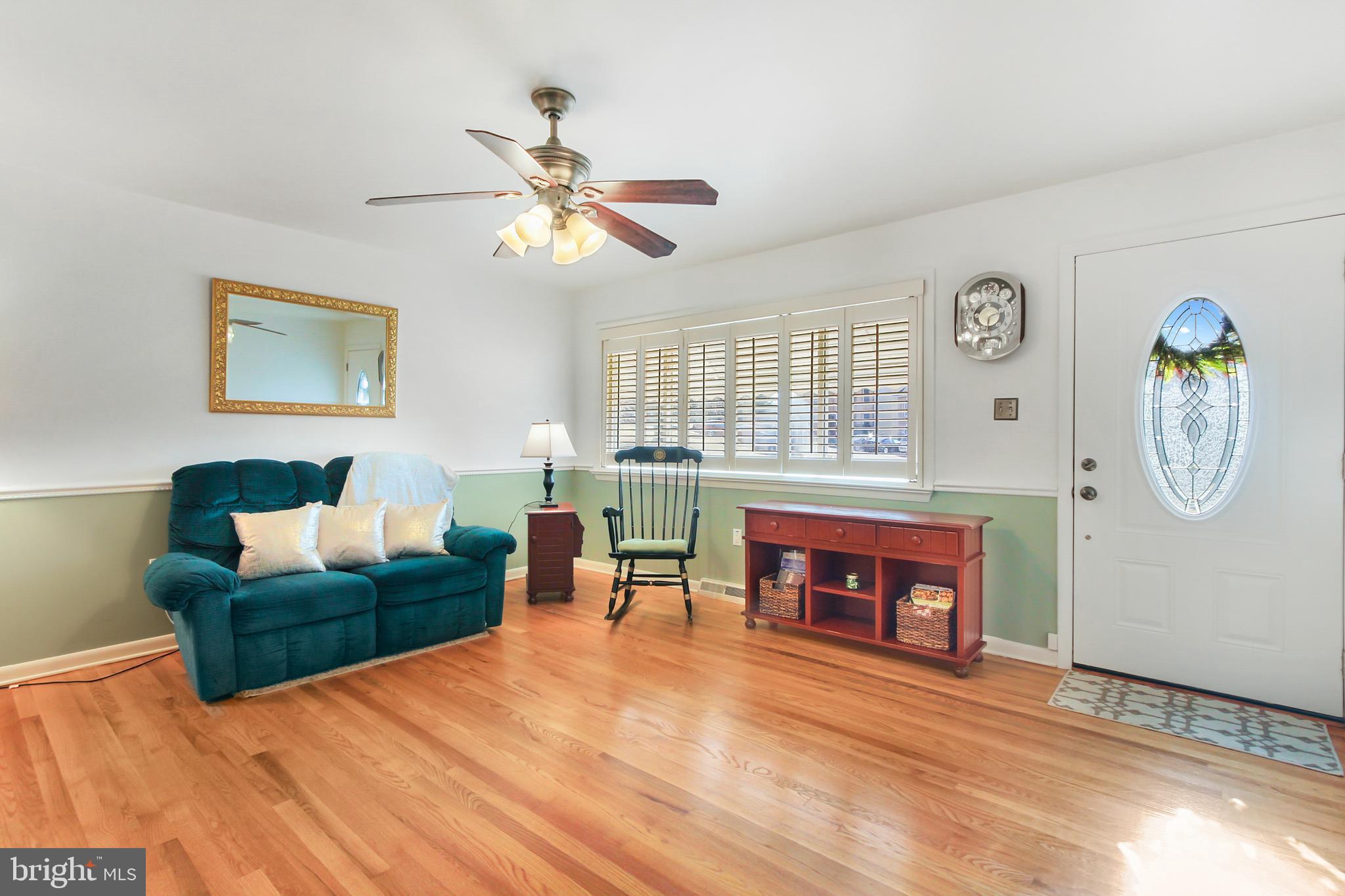 131 Harvard Road Hagerstown, MD 21742 - Photo 4 of 25 Cozy and comfy living room space