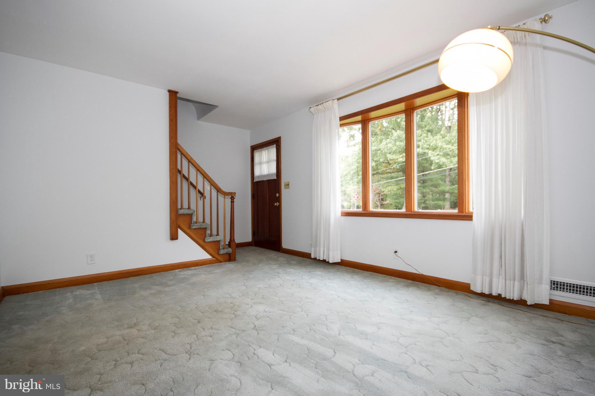 5709 Keithley Road White Marsh, MD 21162 - Photo 3 of 28 Living Room